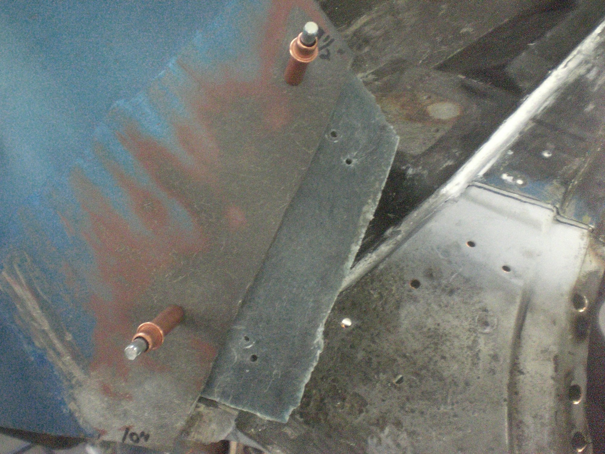 Bonding piece clecod to fixed fender