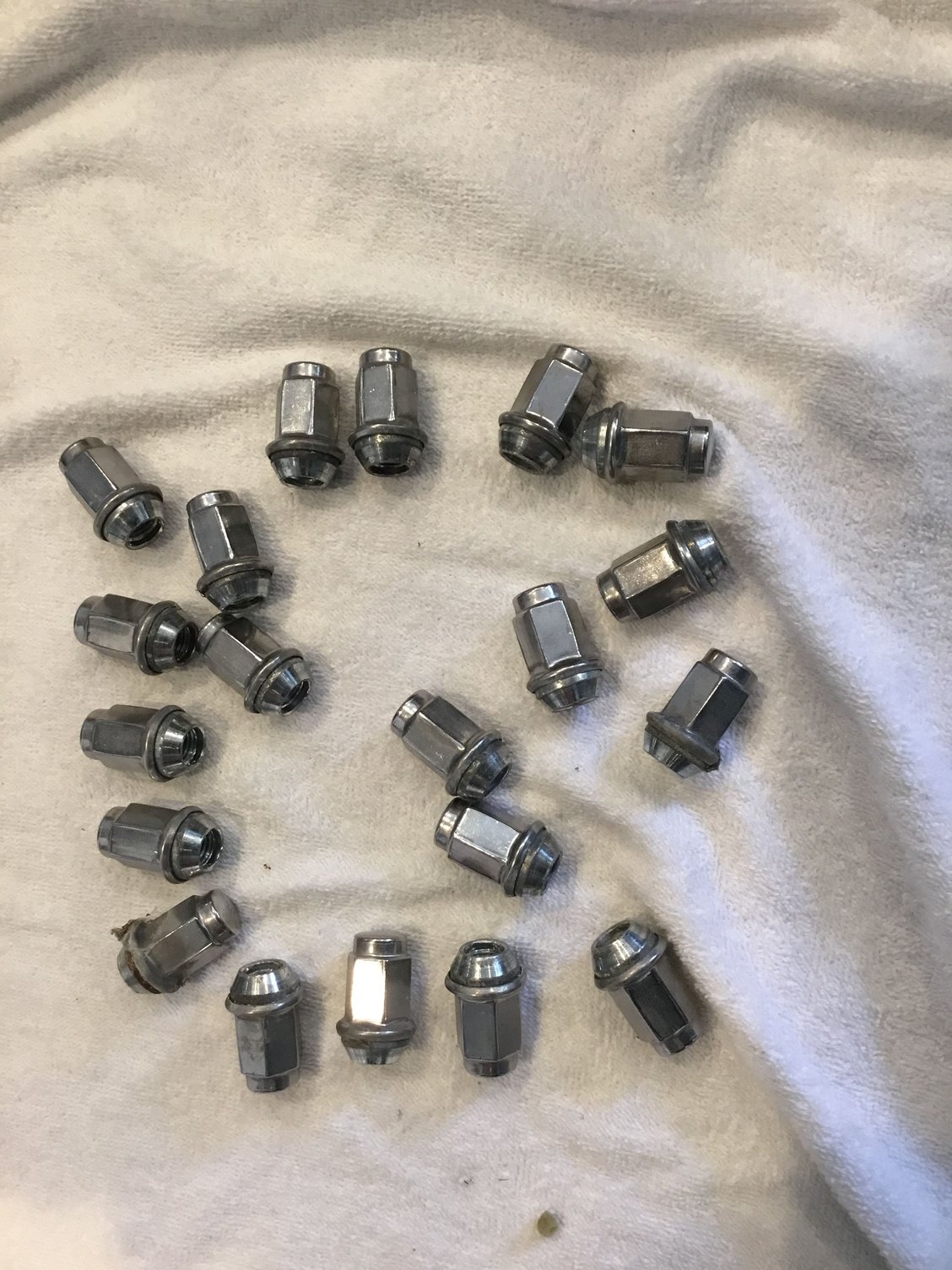 FS (For Sale) Black center caps, license plate bracket and chrom lug