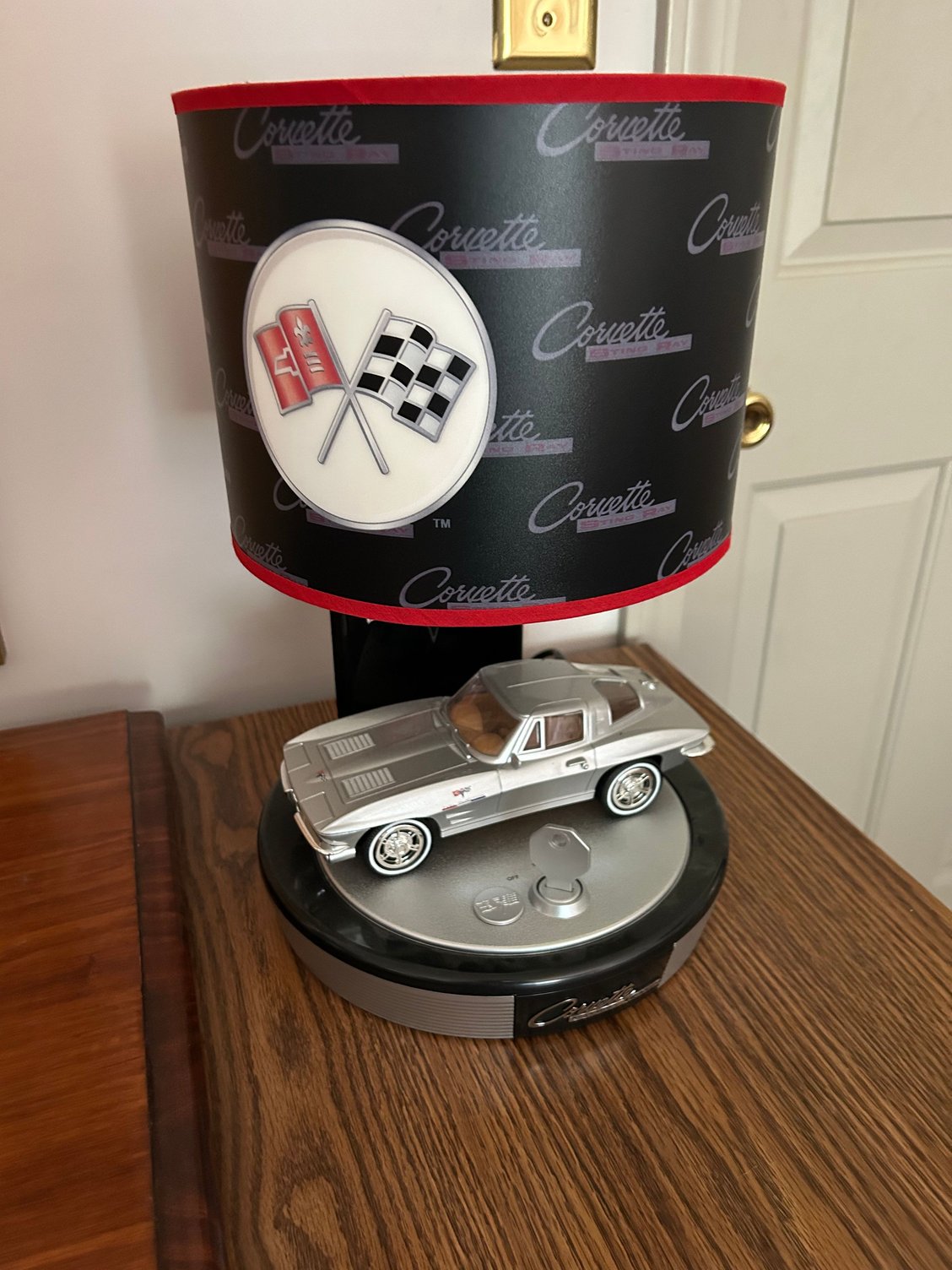 Makes an engine starting sound with reving when turning the key. 
