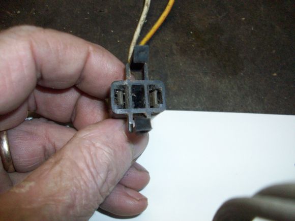 Looking at the end of the connector - see the small slot on the outside of each contact (lug)
