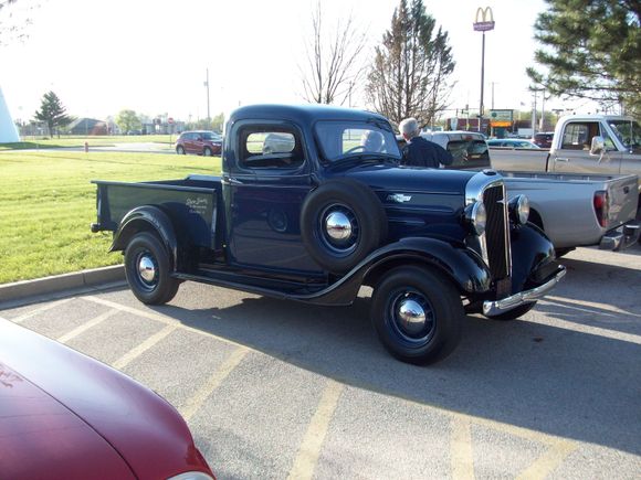 30 something restored Chevy Pickup - didn't guess the year - nicely done - near perfect