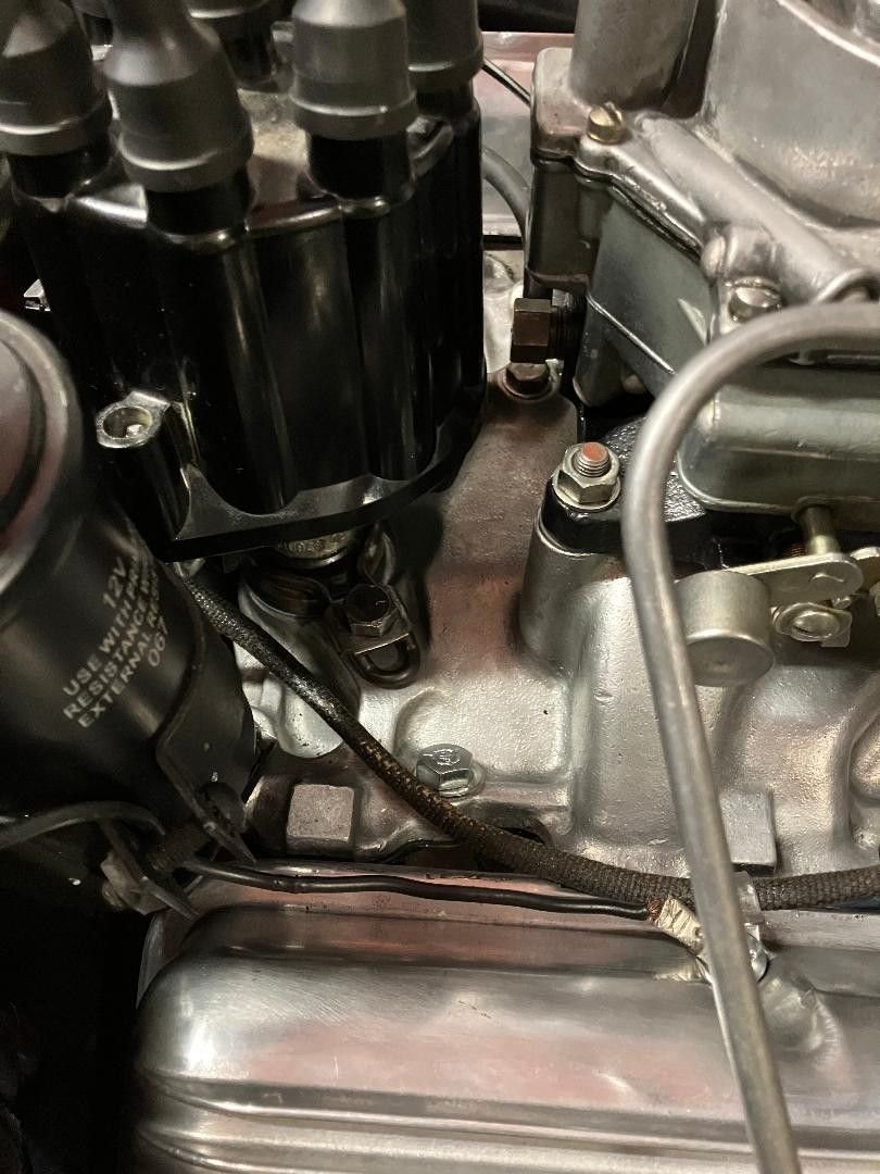 Full access to the distributor fixing bracket and screw