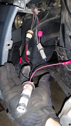 Ground and power to signal connected w/o resistor