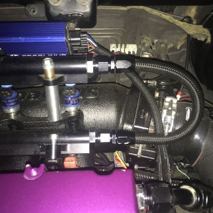 just showing the fitting between the two fuel rails.