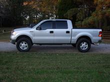 06 screw 4x4 straights with 5" tips,2.5" hell bent steel leveling kit installed,17" stock rims and 35" mud grapplers, 22s are gone!!!!!!!!!