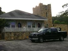 Shot at a B&amp;B in the San Antonio area. Truck has 265/70-17 tires and 2" drop shackles. Looks pretty good.