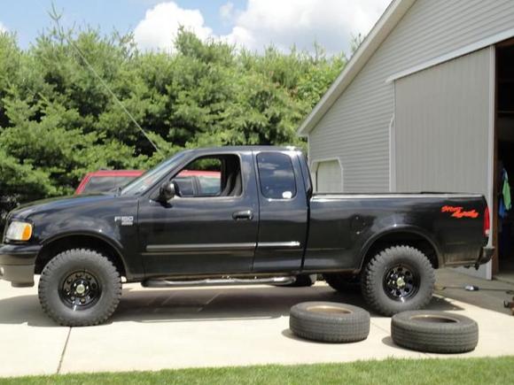 2.5 inch rough country leveling kit w/ 1 inch rear block and shocks still to be put on.