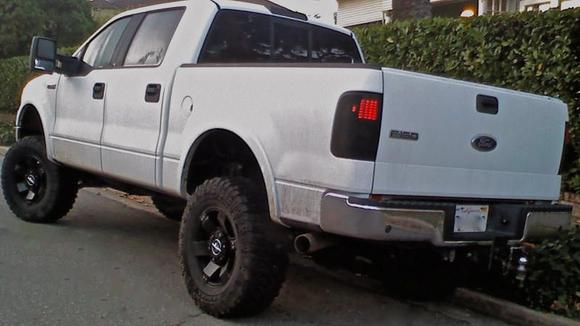rancho lift plus 1.5inch puck front 1.5inch shackle rear and ride rite to level it out (rear shackle did not do what it claimed) 35/12.5R18 dick cepek mountain cats