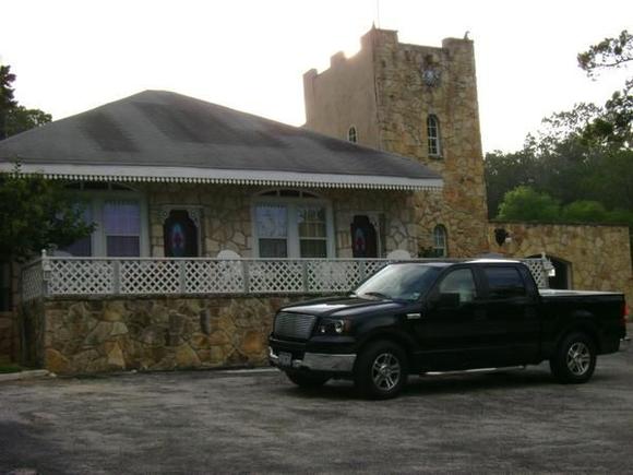 Shot at a B&amp;B in the San Antonio area. Truck has 265/70-17 tires and 2" drop shackles. Looks pretty good.