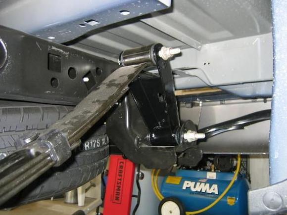 Detail of my Ground Force 2" drop shackles installed.