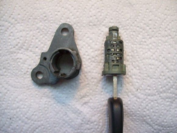 Core is out; there are 5 rows; every other row is upside down; the row closest to the key handle uses only one pin, the row closest to the snap ring uses double wide pin (7 thin pins, one double wide)