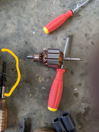 Here you see the guts! and as a little tip of the hat to myself, how I kept the washers and spacers that preceded the fan on the axel/shaft of the motor organized! Maybe this trick will help someone! Th.. They're on the screwdriver.