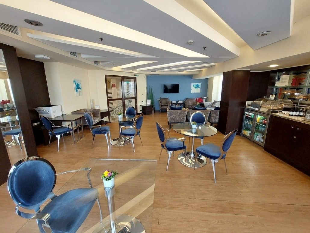 Club Lounge (during afternoon) / Crowne Plaza Athens