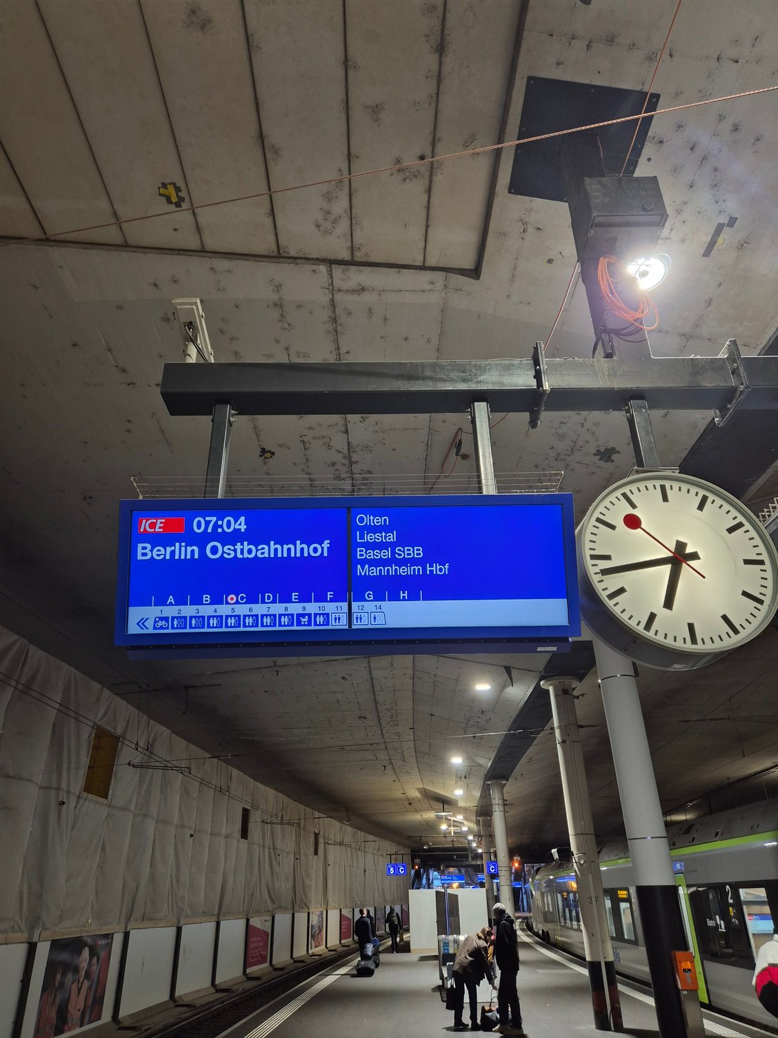 Sittingvon this train to the airport.
