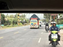 Yes your eyes are not deceiving you: a 2x 1,5 lane road connecs the airport to Cilacap - Yogjakarta interstate thorough fare