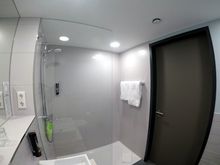 Bathroom of a standard Room / Holiday Inn - the niu Seven Düsseldorf