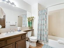 Secondary Bath - Photo from Vacasa