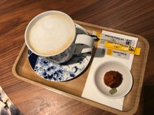 Café latte = koffie verkeerd with fresh baked coco crunch = kokosmacroon