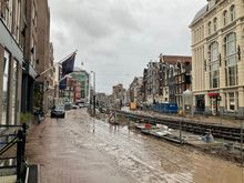 Nieuwe Zijds Voorburgwal street : hotel front entrance
Don't wear any white bridal dress this autumn / winter 