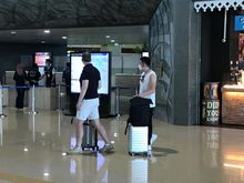 Behind this happy couple you see the entrance to domestic security: the classic way with metal arches