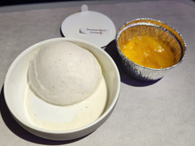 Vanilla gelato with peaches