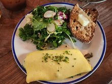 Petit omelette (not shown are the half-dozen Littleneck Clams)