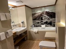 One-Bedroom Suite: Master bath with jetted tub