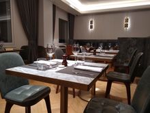 Qantas London Lounge dining area