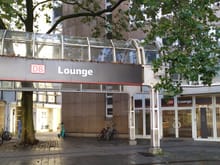 The lounge for premium passengers is at the rear of the station. Full fare 1st class Deutsche Bahn ticket holders have access, as do Miles & More Senator members if booked as a Lufthansa flight number. I am Frequent Traveller status and I did not get access to the lounge 