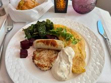 Breakfast - Hand-rolled omelette with trio of mushrooms, grilled fennel sausage, beetroot and ranch sauce (9/10)

Am not usually keen on airplane omelettes but this was excellent, the omelette was tasty and not dry at all, goes well with the sauce and potato rösti