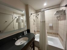 Suite: bathroom