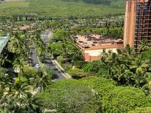 View on the Ko Olani shopping villeage: MonkeyPod restaurant, Starbucks, ABC Island market food&drinjs with souvenirs, 808 beercafé, Mexican restaurant and some other shops
