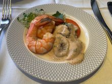 There was a miscalculation by the Cabin Crew as to the number of lobster starters on board so I was asked if I’d like the prawns from the light meal. They were pretty good actually so it wasn’t a problem. 