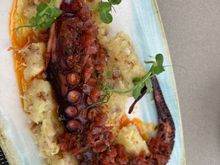 Octopus from Galicia, causa Limeña with Iberian jowl, paprika and chimichurri
Pulpo gallego, causa Limeña con papada ibérica, pimentón y chimichurri €29