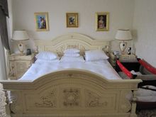 Presidential Suite - King bed with cot