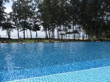 Infinity pool with view to beach