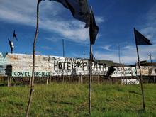 ... and across the street, a warm welcome to the fanciest hotel of the island !