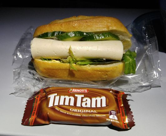 Midflight ex-SYD, look at how much more meat and lettuce is on it compared to Europe and Asia lfights. 6.5/10