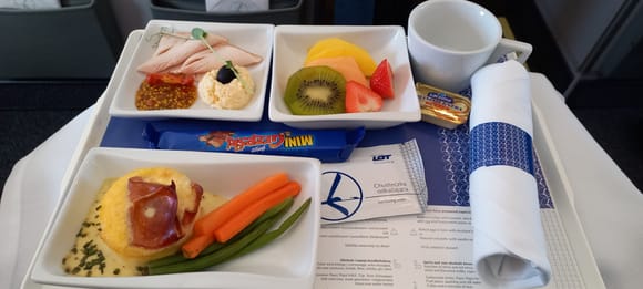 Breakfast, waw -lhr, 30/4/22

Bacon omelette in the picture. The other option was pancake with fruits