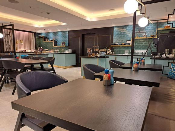 Full view of the dining area in the lounge