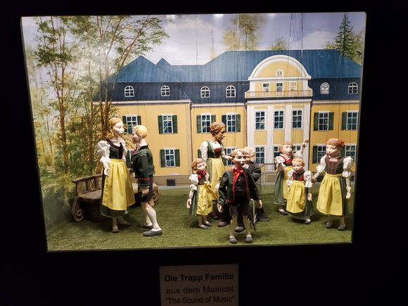 Reminded me of the puppetry song from Sound of Music