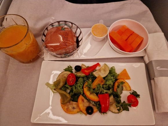 Light meal - starter: some salad and papaya