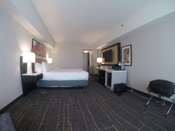 Premium City View Room / Holiday Inn Chicago Downtown Wolf Point