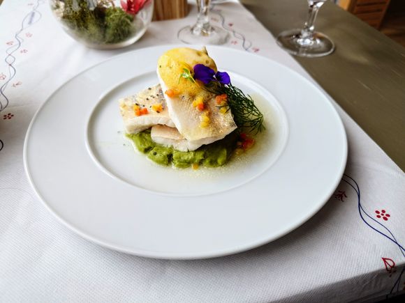 Main - fillet of zander, pea purée, vegetables, beurre blanc