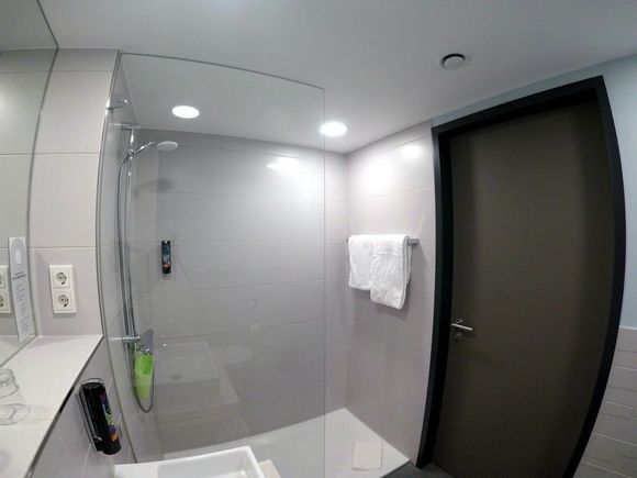 Bathroom of a standard Room / Holiday Inn - the niu Seven Düsseldorf