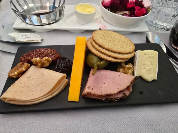 Didnt fancy the dessert, so asked if they had any charcuterie plates left over so i could have cheese 😁