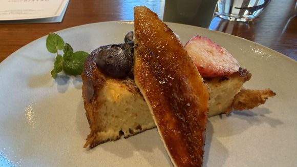Amazing french toast.  crunchy on the outside and soft on the inside.  I think I asked for half order.  syrup was served on the side.