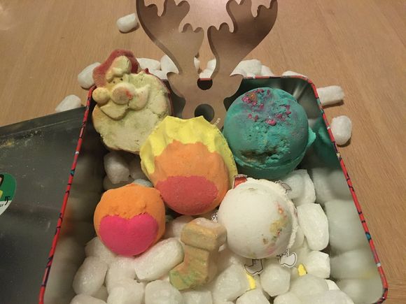 The antlers are supposed to go with the small bath bomb on the left - didn’t realise that until after snapping the pic!