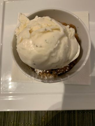 Ice cream with apple cinnamon pie.