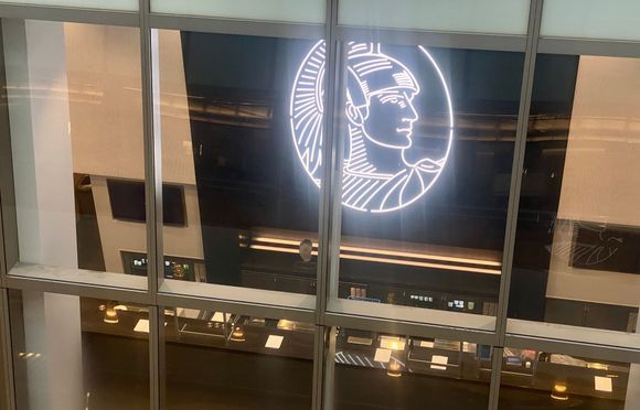 Bar area with dividers. Wild to think I actually sat there *once* before the world shut down. 
